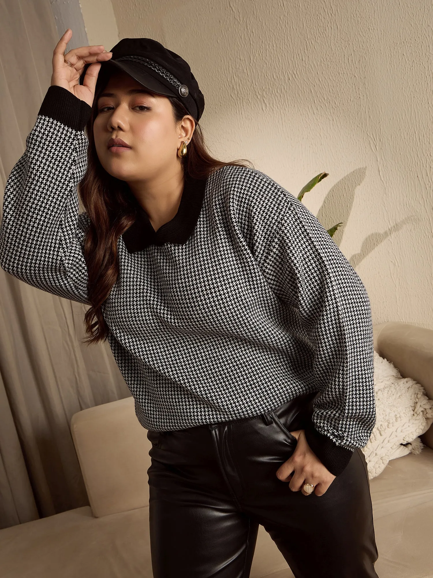 Berrylush Curve Women Black & White Houndstooth Printed Contrast Collar Neck Drop-Shoulder Sleeves Ribbed Hem Regular Sweater