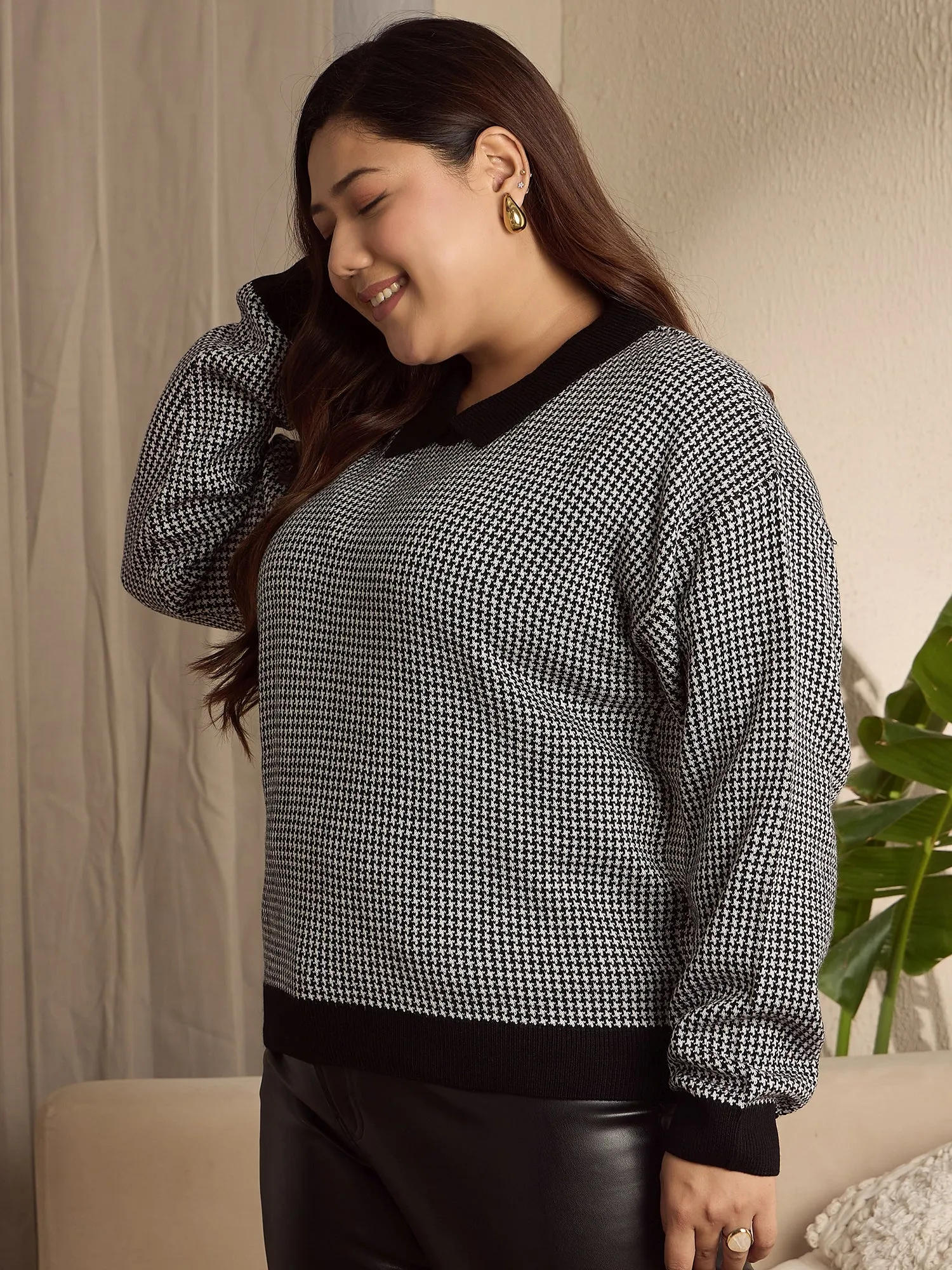 Berrylush Curve Women Black & White Houndstooth Printed Contrast Collar Neck Drop-Shoulder Sleeves Ribbed Hem Regular Sweater